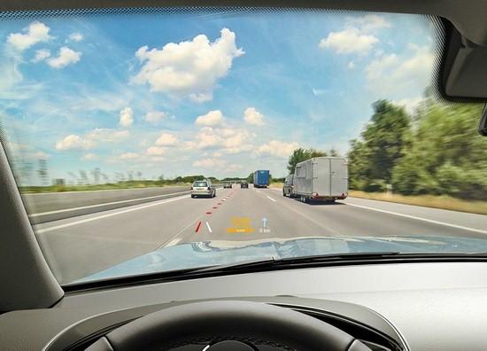 未来汽车玻璃变身显示器 开车如同玩游戏-磐众科技(广州)有限公司